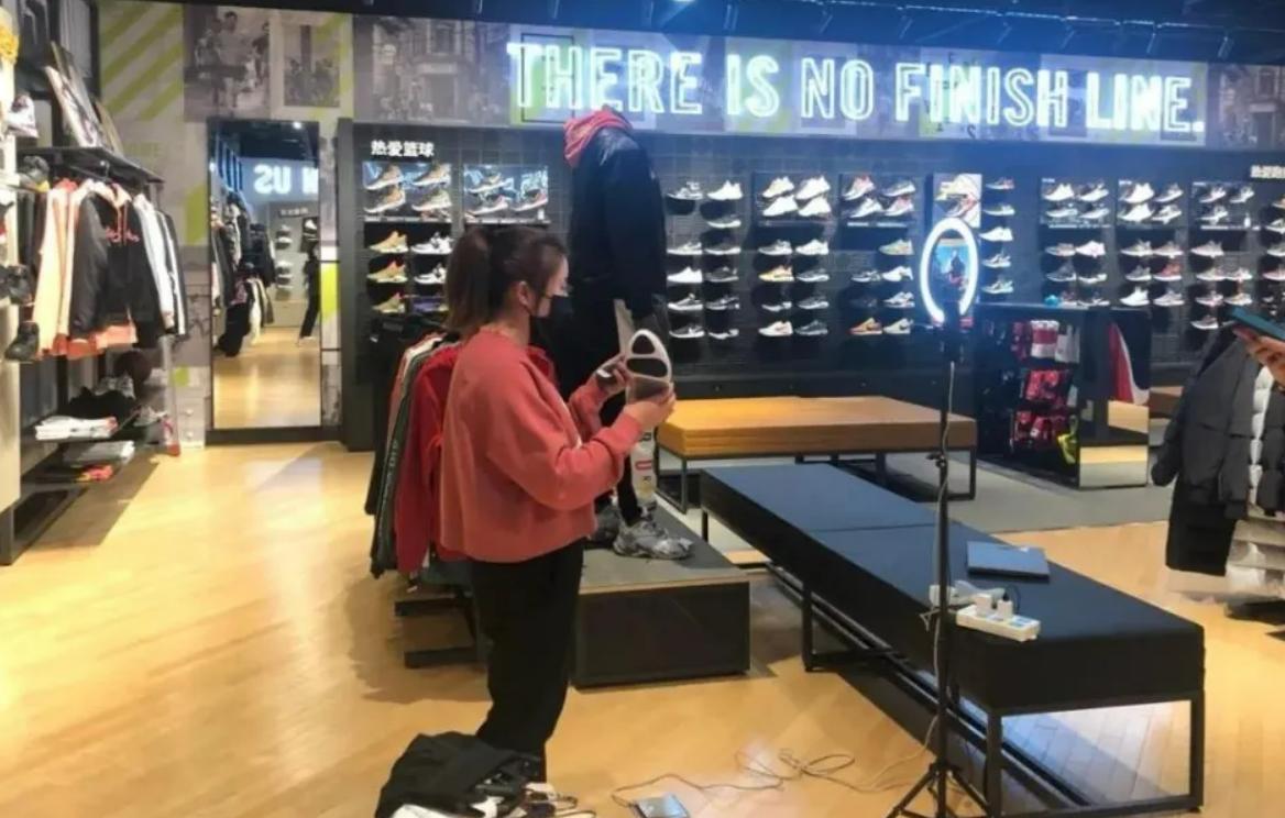 实体店一件衣服卖100元净赚多少,实体店一件衣服600网上才300