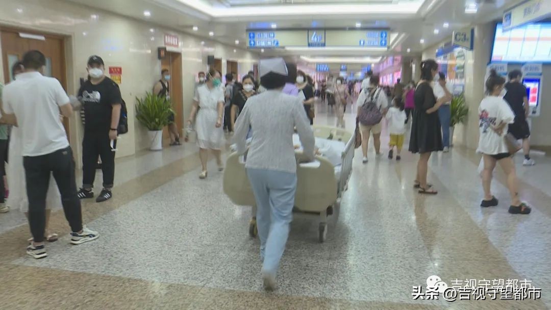 孕妇路边突然临产男孩救助,孕妇出现早产迹象众人接力救助