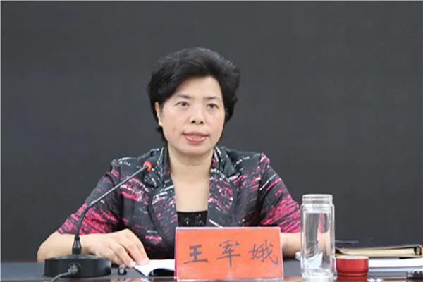 女厅官和丈夫双双被拿下，行贿人还曾指使看护人员传递消息