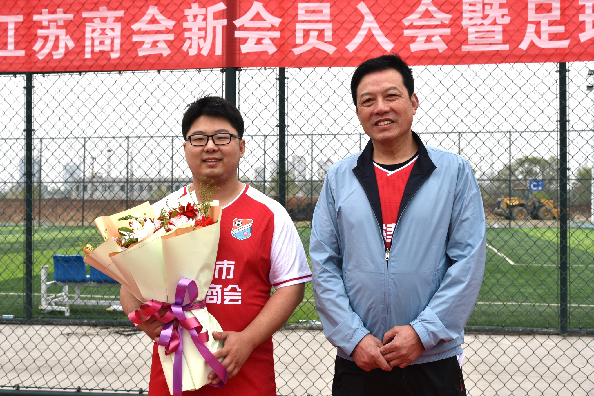 林谷春为天津江苏商会足球队授旗成建新为尤斌颁发*党**建指导员聘书