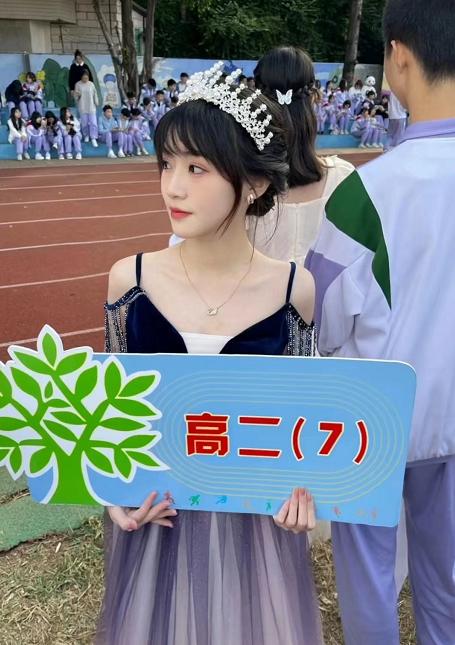 浙江高中校园运动会举牌女生,高一运动会举牌女生颜值有多绝