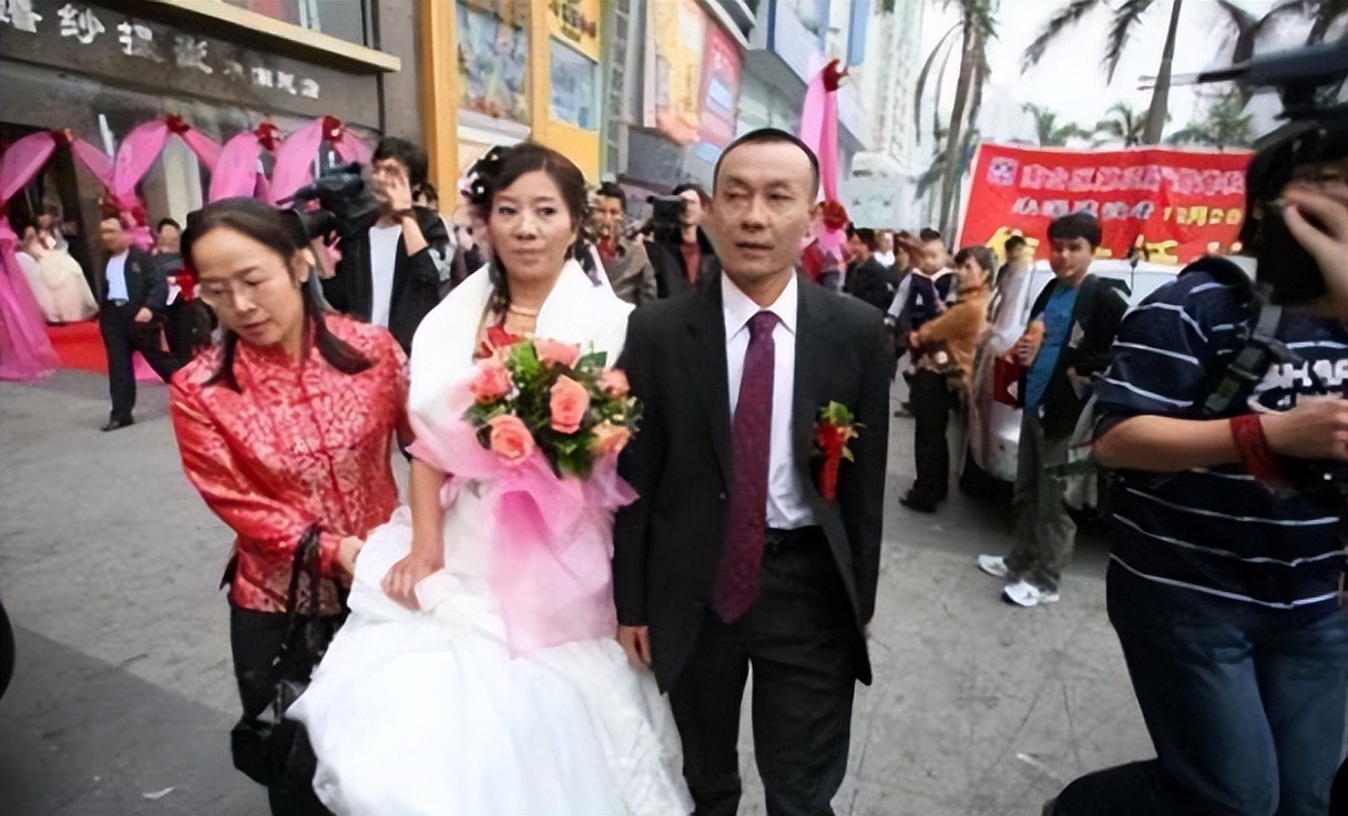 08年背亡妻回家感动国人,骑摩托车背亡妻回家的吴加芳