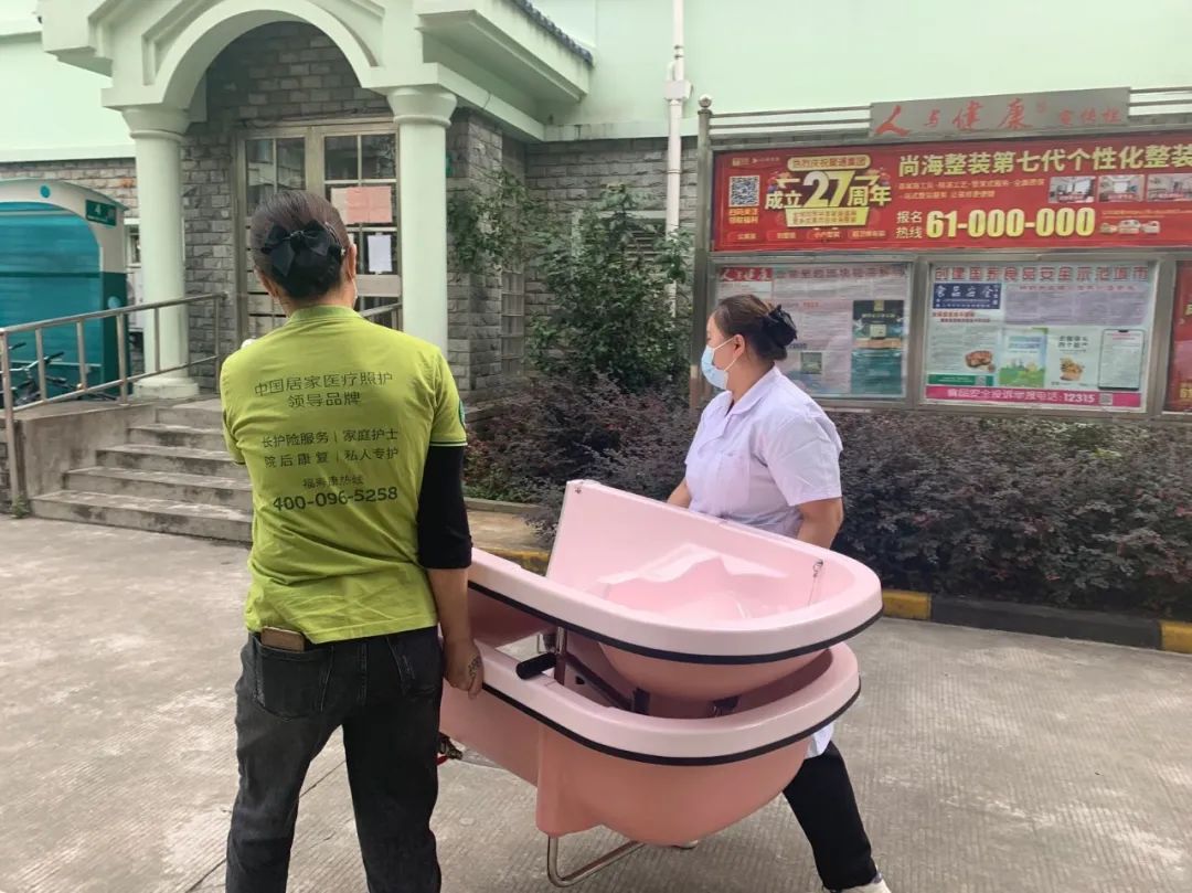 为老人洗澡:499一次,有人11年没洗,有的长疮,用洗澡恢复尊严