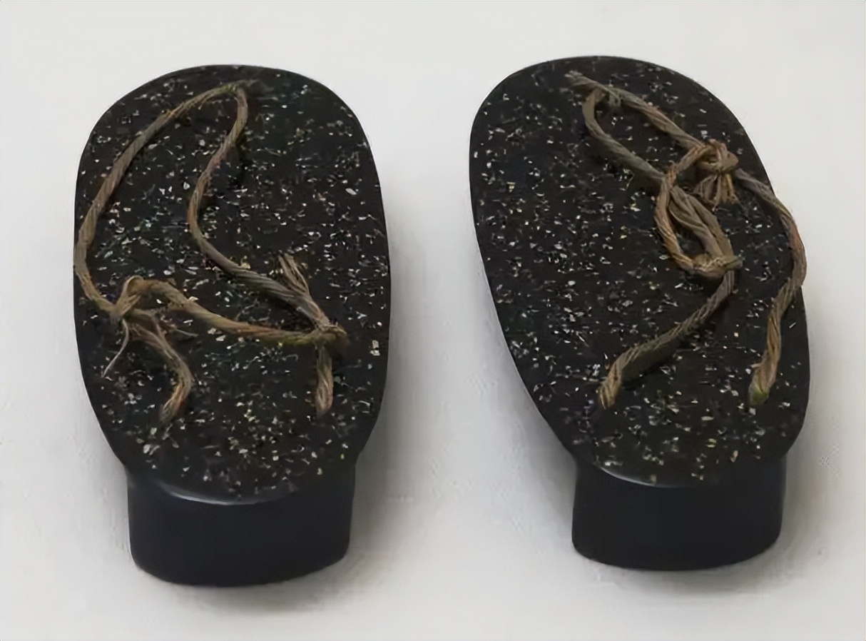 三国名将在墓里出土文物,哪位三国名将的墓中发现了木屐