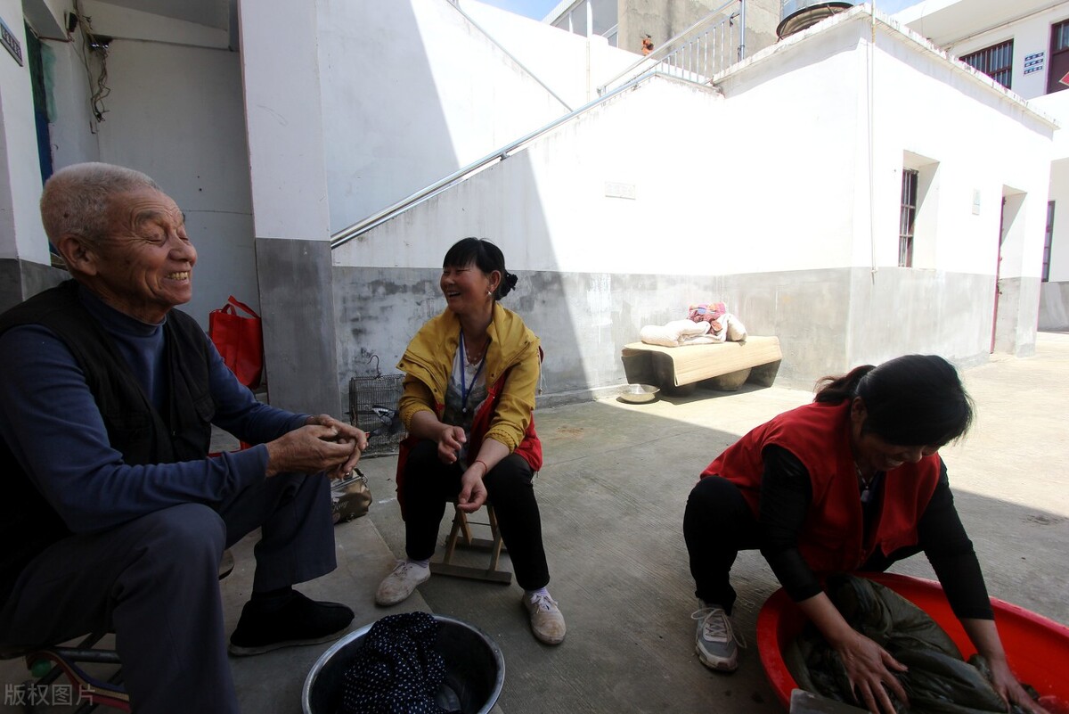 农村老伴有退休金,我和老伴退休工资五千多