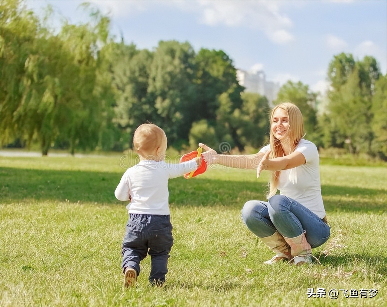 小孩老是黏着妈妈怎么办,宝宝断奶成功后整天黏着妈妈哭闹