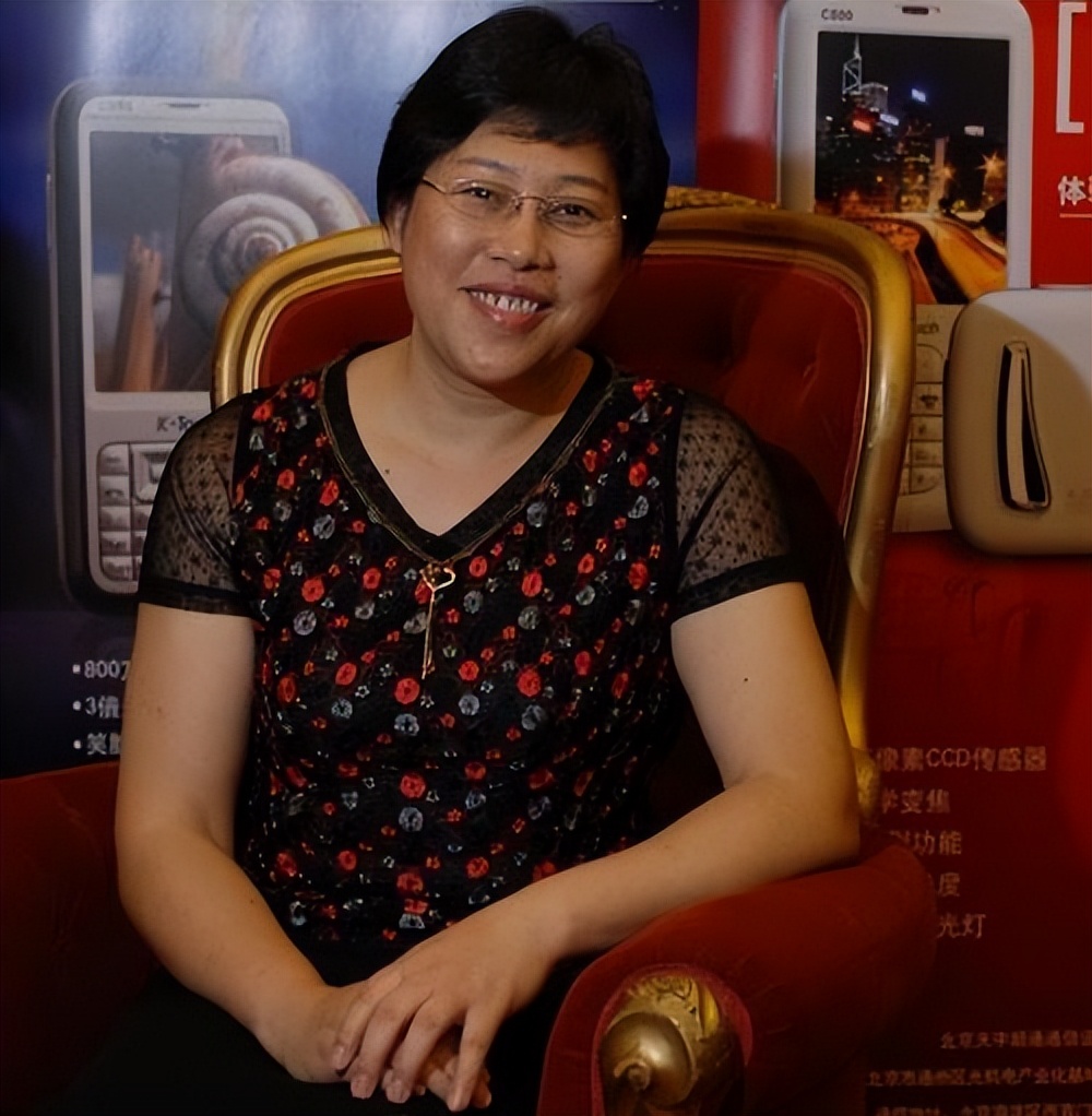 一部手机卖99元，坚持20年不倒闭的荣秀丽，是如何生存至今的