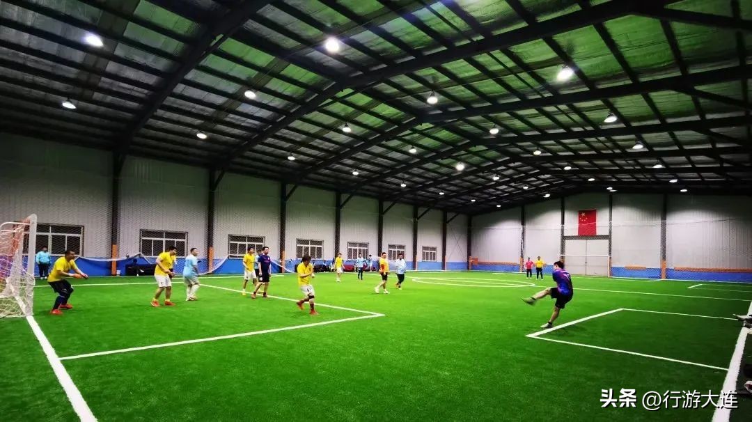人山人海的足球比赛开场,大连人足球赛事