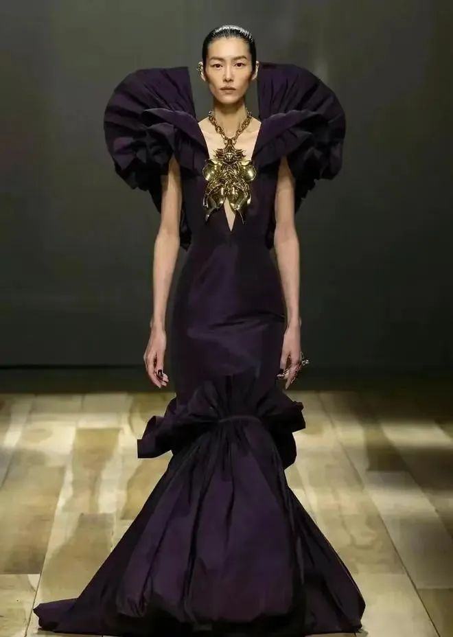 刘雯时隔三年重返时装周首秀,2003后女明星