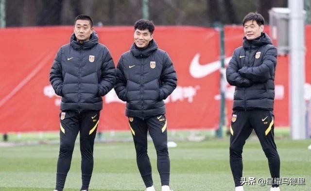 41岁郑智拍教练+球员2版定妆照！或以国脚身份踢12强赛，又创历史