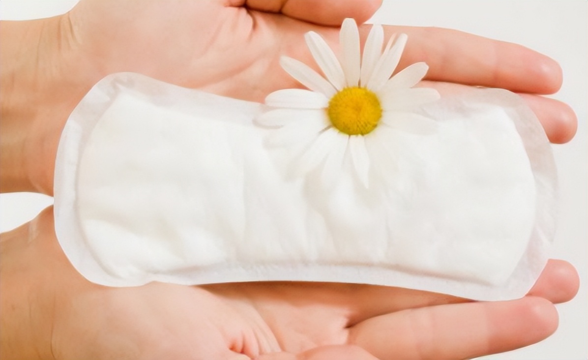 女孩第一次来月经有什么预兆,女孩第一次来例假就发现姨妈血