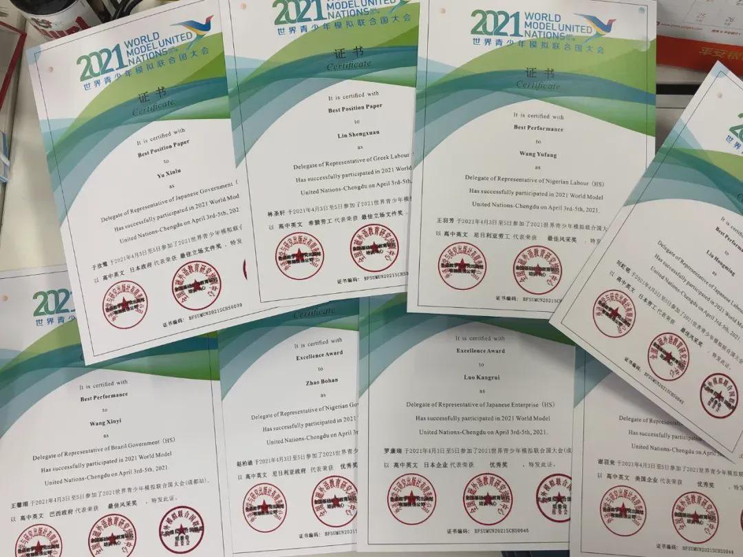 拿奖到手软的学生,拿奖状拿到手软