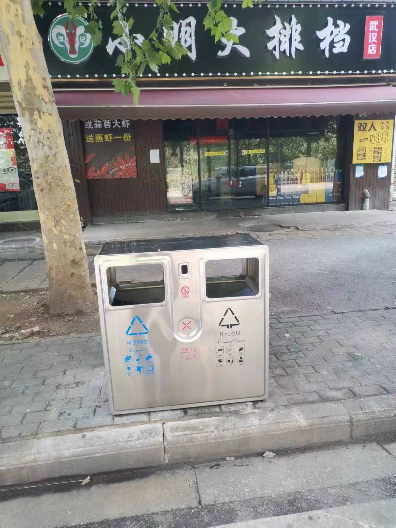 东湖风景区：传统铁皮桶“下岗”分类果皮箱来“接班”