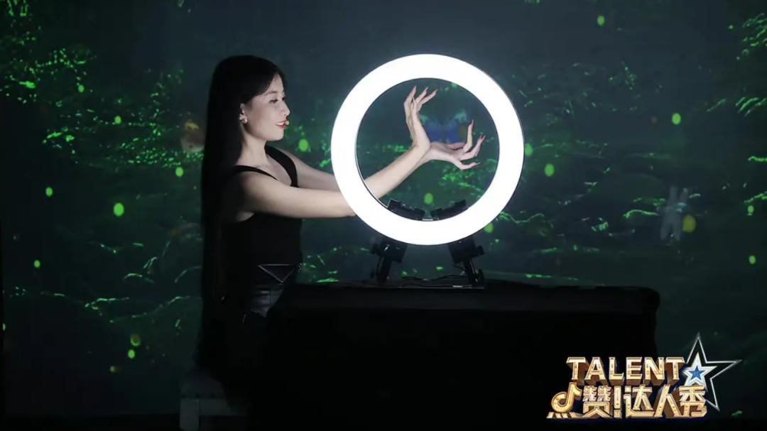 “天下第一舞指”密加：全网最会挣钱的一双手，一场直播赚200万