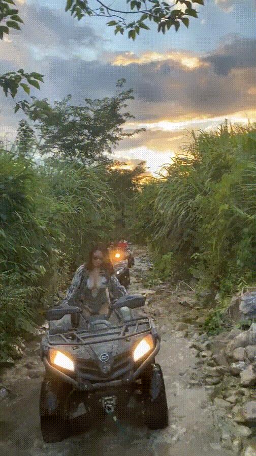 今天在老婆包里发现的,她说是治牙疼的,我觉得不像啊。