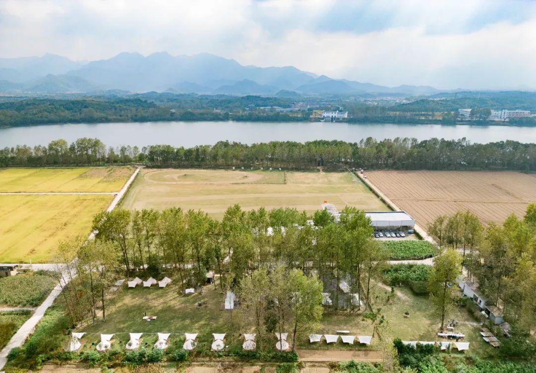 全羊宴烤乳猪、神秘矿坑、湿身派对…有趣不扎堆,假期支棱起来吧