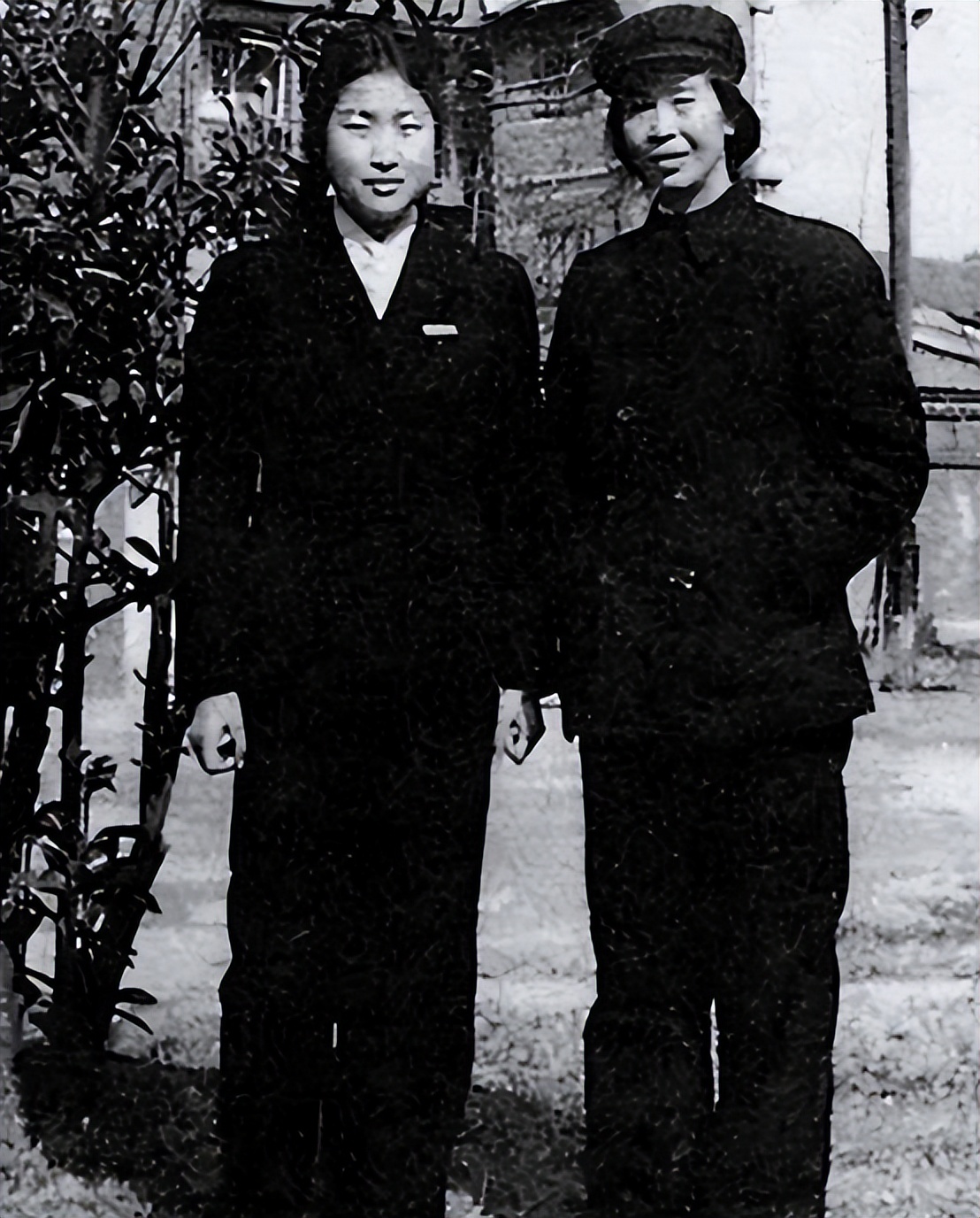 76年毛主席病逝，想起昔日恩情，*子珍贺**含泪对主席像说：请安息吧