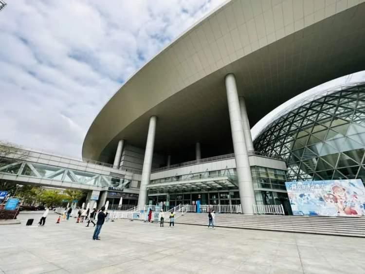 闭馆升级前的最后一天，上海科技馆内充满不舍与期待