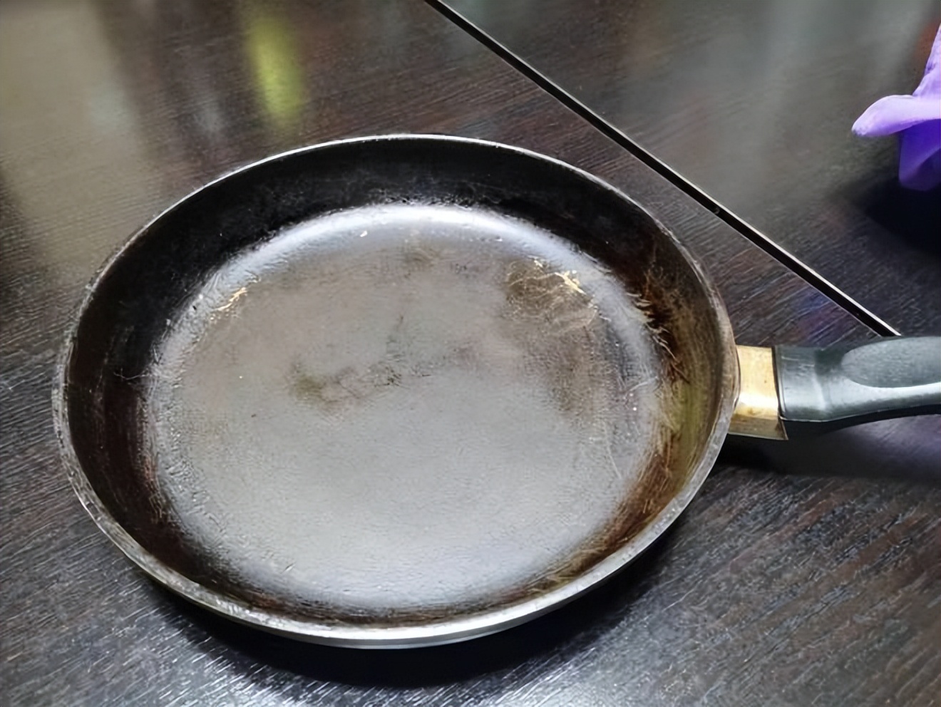 不粘锅会释放有毒物质吗,不粘锅有划痕到底有没有毒