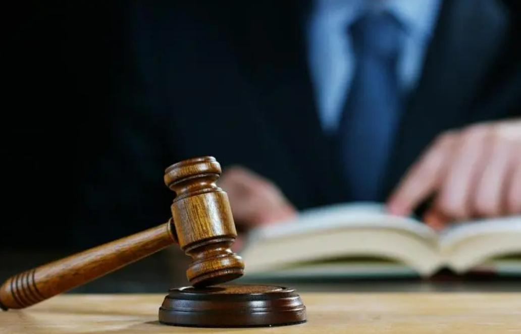 你让我无家可归，我杀你全家！男子怒砍邻居一家5口后，畏罪自杀