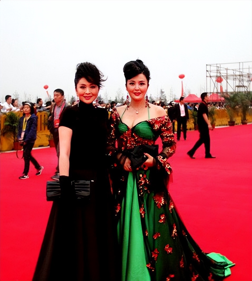 尤小刚与田歌离婚30年:他三婚娶小妻子64岁做父亲,她至今单身