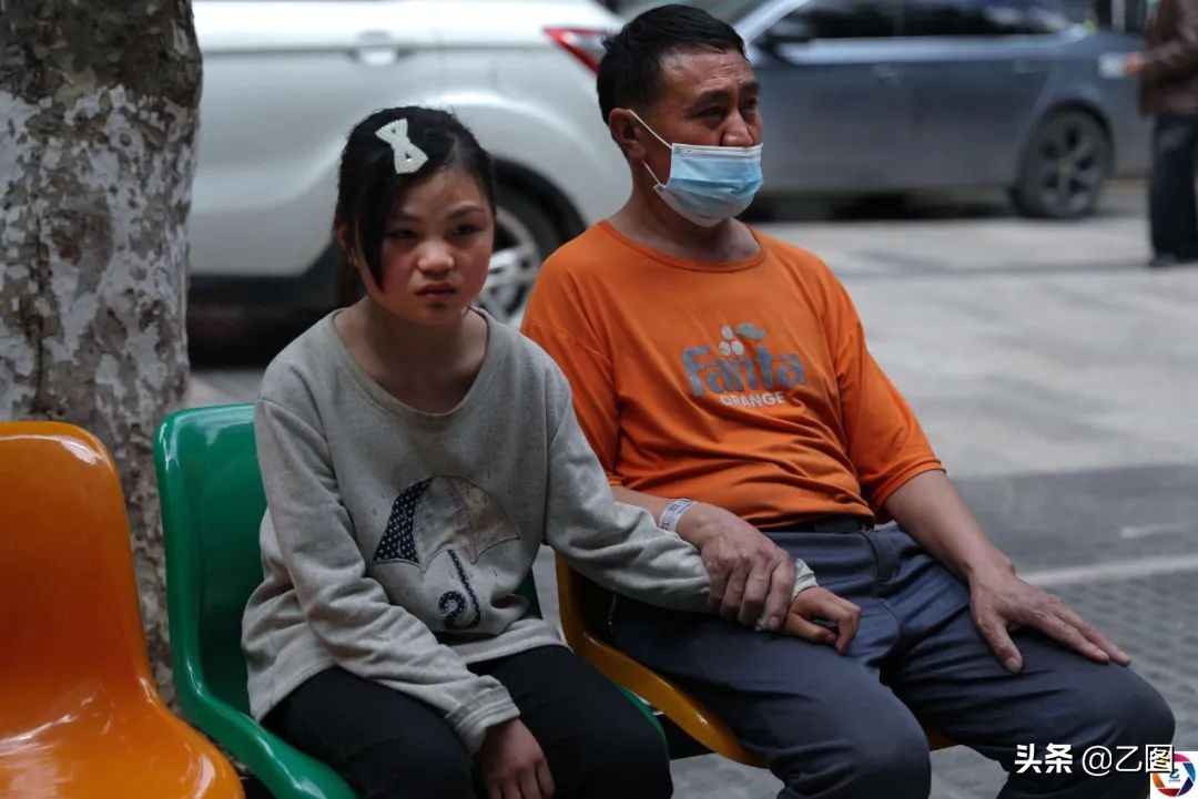 七岁女孩头上长疮怎么回事,女儿7岁身上长疮是什么原因