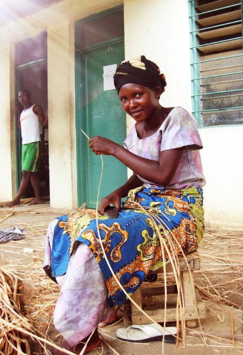 非洲国家布隆迪：禁止跑步，有自行车就是土豪，一把锄头就是彩礼