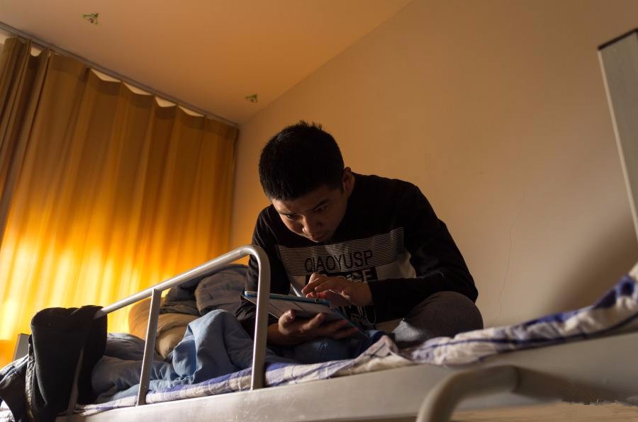 大学男生在寝室哭泣想家,大学男寝室失恋委屈到哭泣