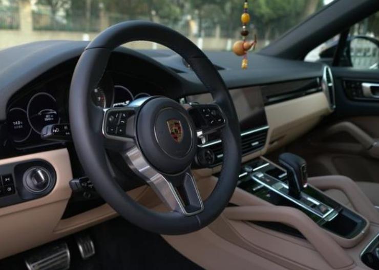 看到这5种“动物车标”绕道走，各个有身份，开宾利也惹不起