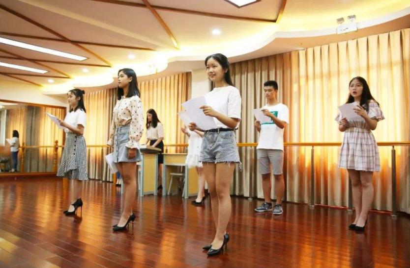 艺术生迎来“寒冬”，56所学校撤销73个艺术专业，艺术生何去何从