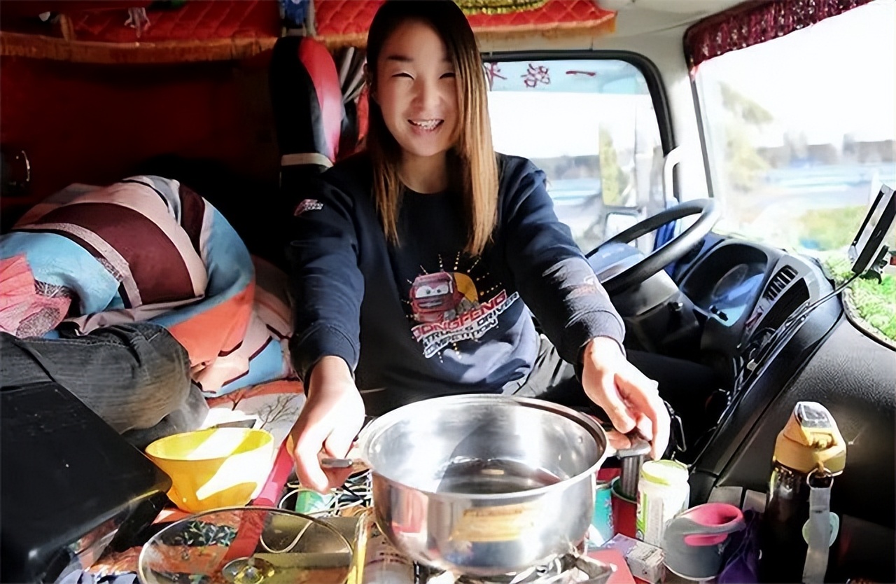 美女开18米大货车征婚,那年月入两万征婚的卡车女子现状