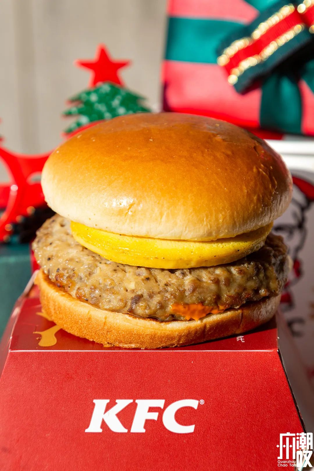 肯德基的圣诞新品芝士炸鸡小火锅,kfc肯德基圣诞限定桶2021