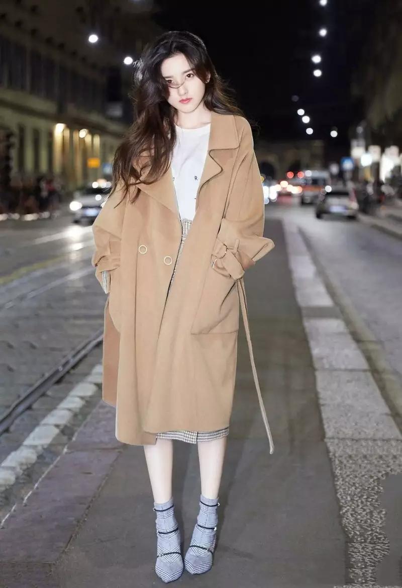 棕色呢子大衣里面配什么颜色打底,摩卡棕色牛角扣大衣怎么搭配裤子