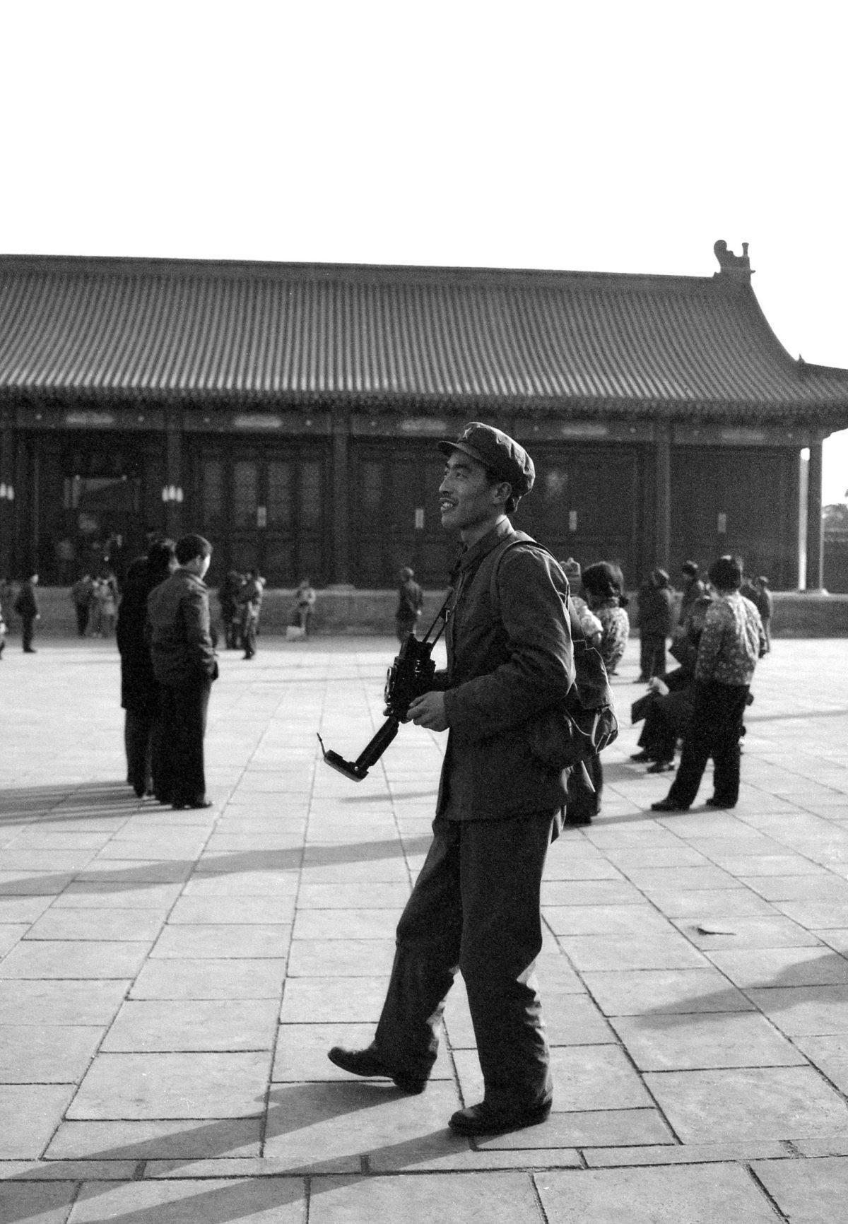 高清老照片：旗人格格大腿岔开豪放洗衣，地主三妻四妾不输女明星