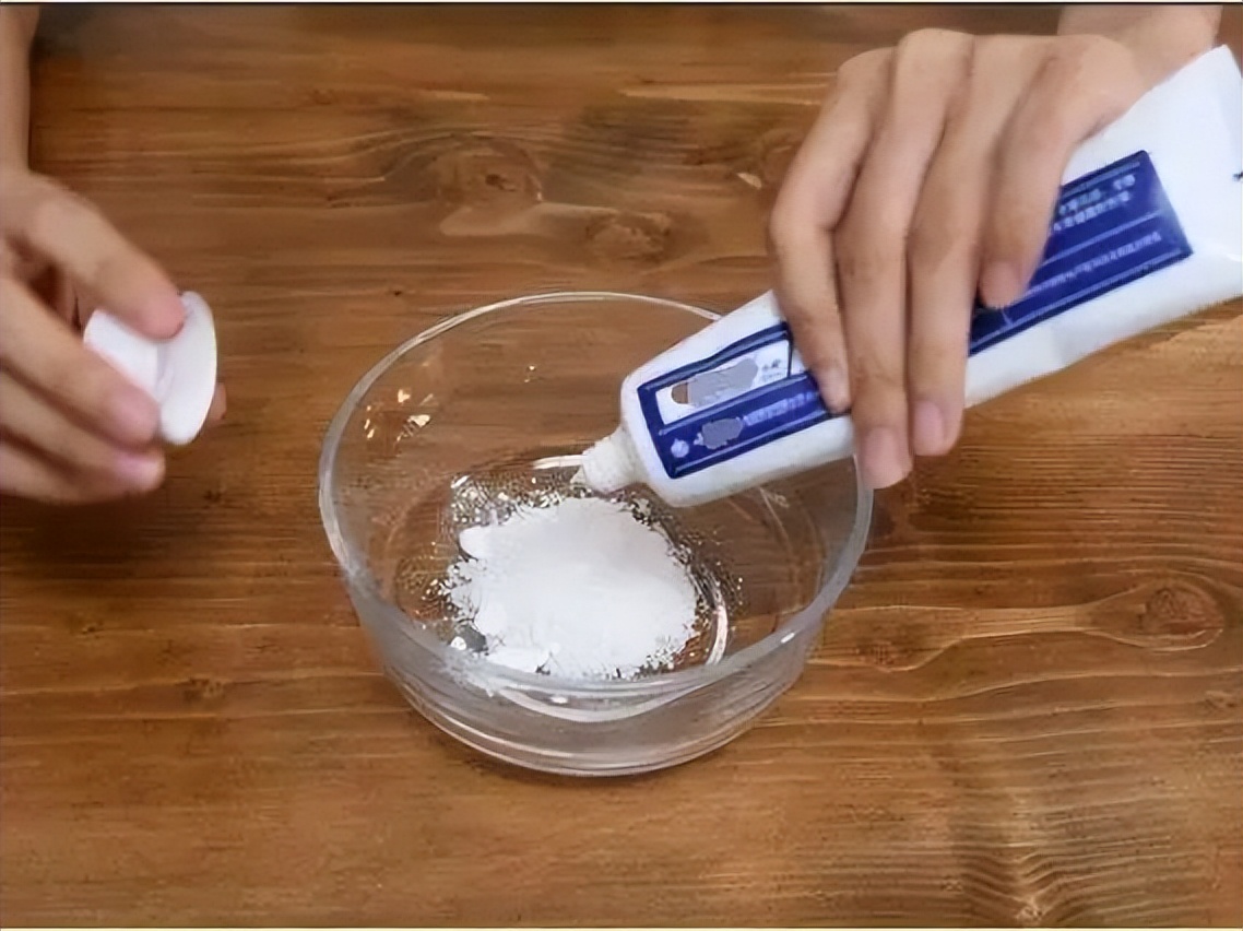 放久的白衣服发黄了怎么可以洗白,白衣服发黄去除小妙招