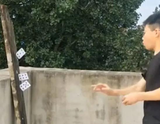 扑克牌真的能插进木板里吗,小孩扑克牌打穿木板
