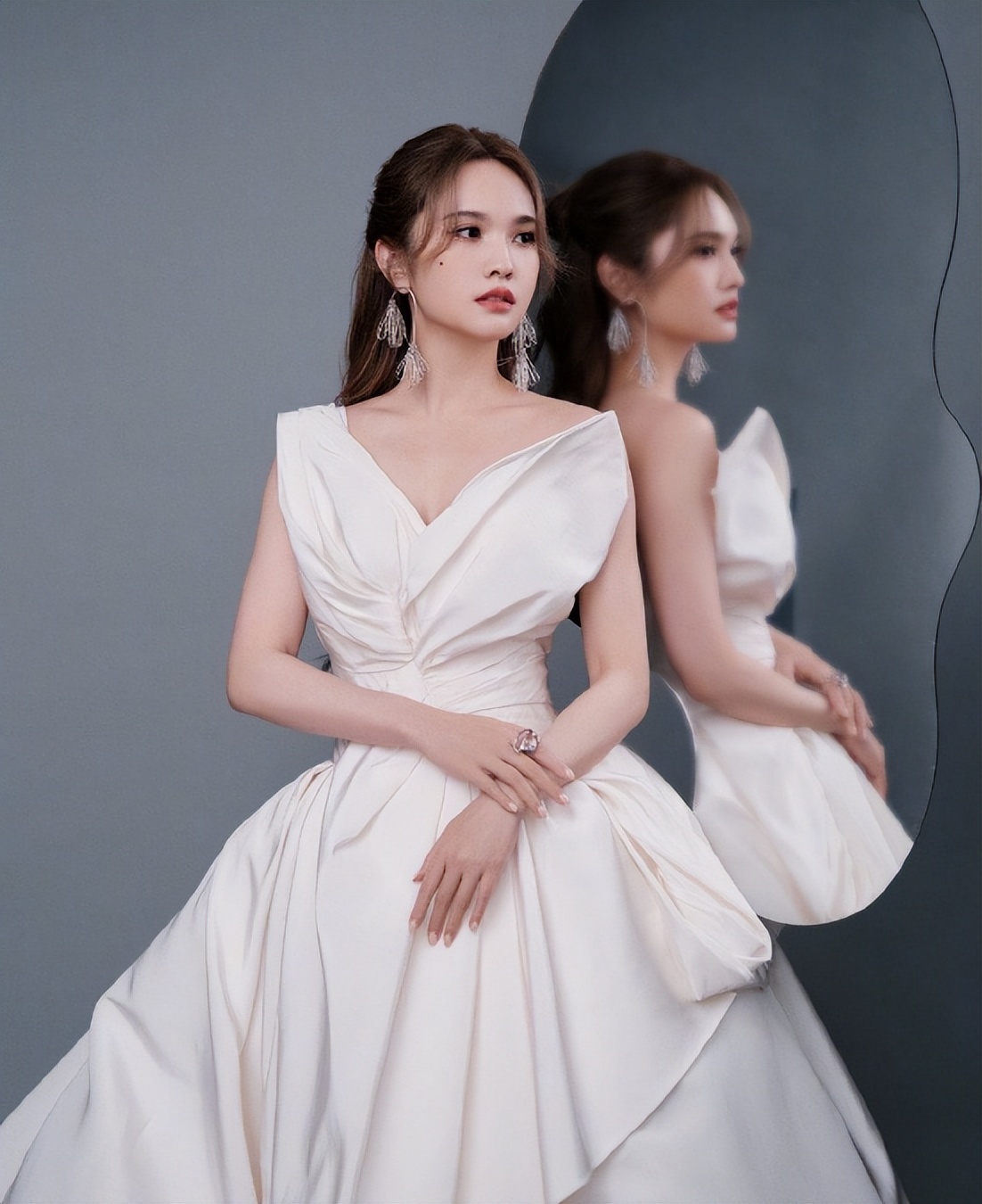 杨紫关晓彤跨年晚会造型,关晓彤2017年湖南跨年演唱会