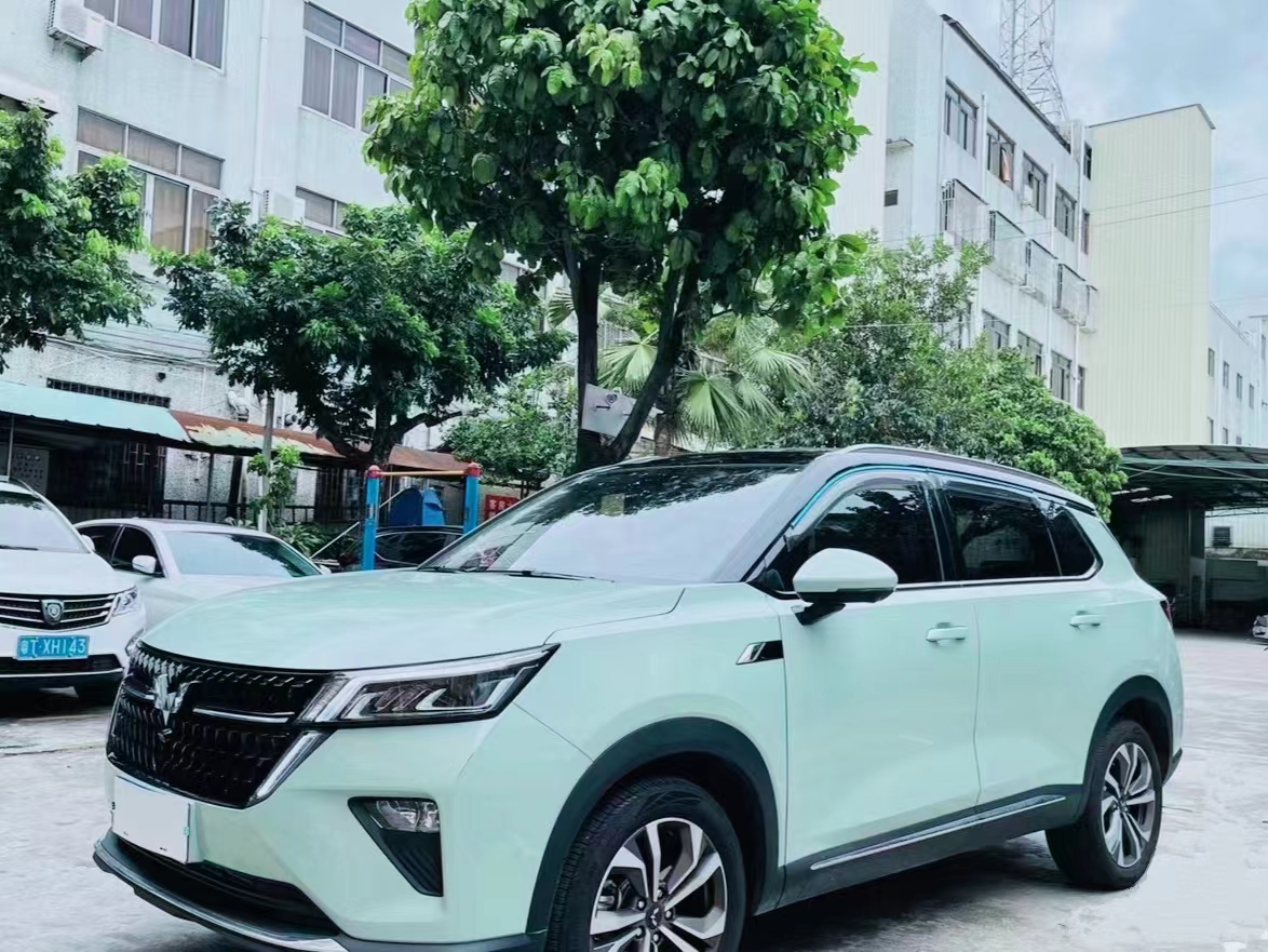 右手端啤，就着海风，喝到微醺