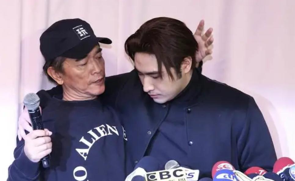 儿子出道一天被退圈再退圈，忆星爸当年同时劈腿四女，真是好轮回