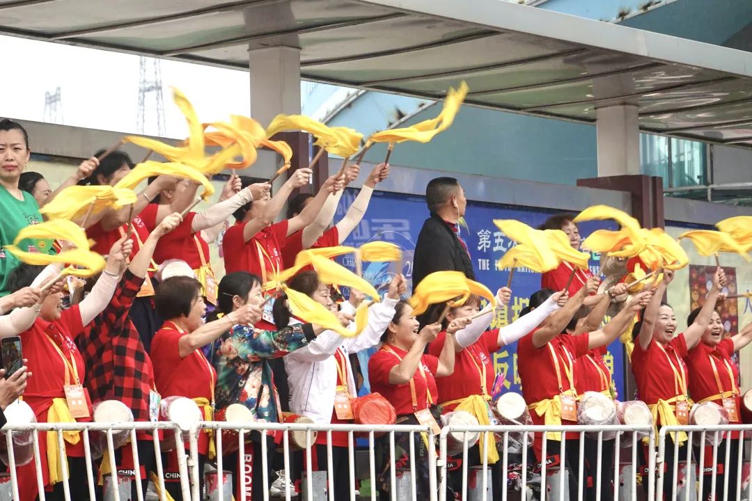 万人一起骑马的视频,万人齐跑马拉松