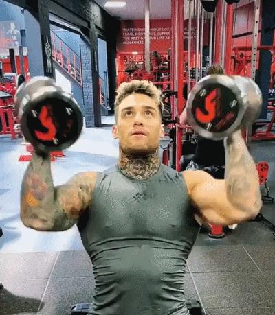 瘦子练肩最好动作,瘦子健身房里如何练肩膀