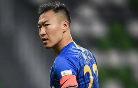 16倍镜还原国足队长吴曦躲球,吴曦越南躲球慢动作