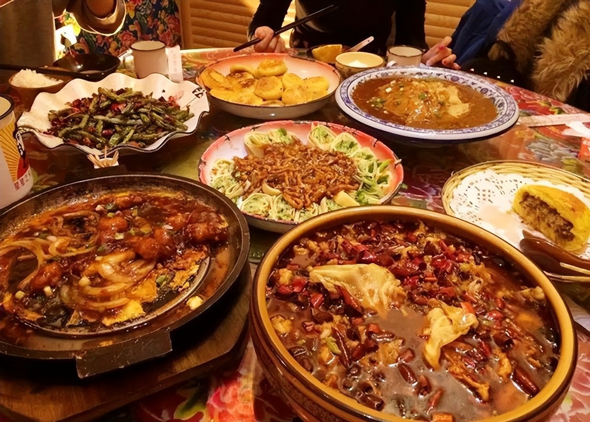 九零后小伙山上养土鸡年赚300百万,农村小伙养蛇致富