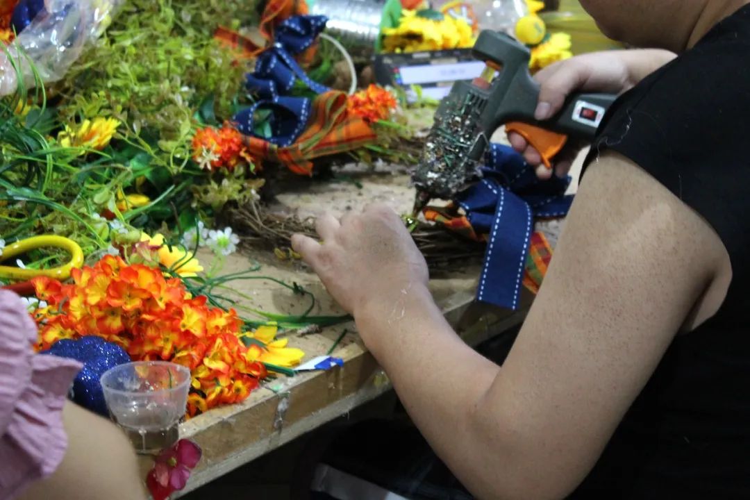 不过圣诞节的义乌商人,却承包了全世界半数圣诞用品