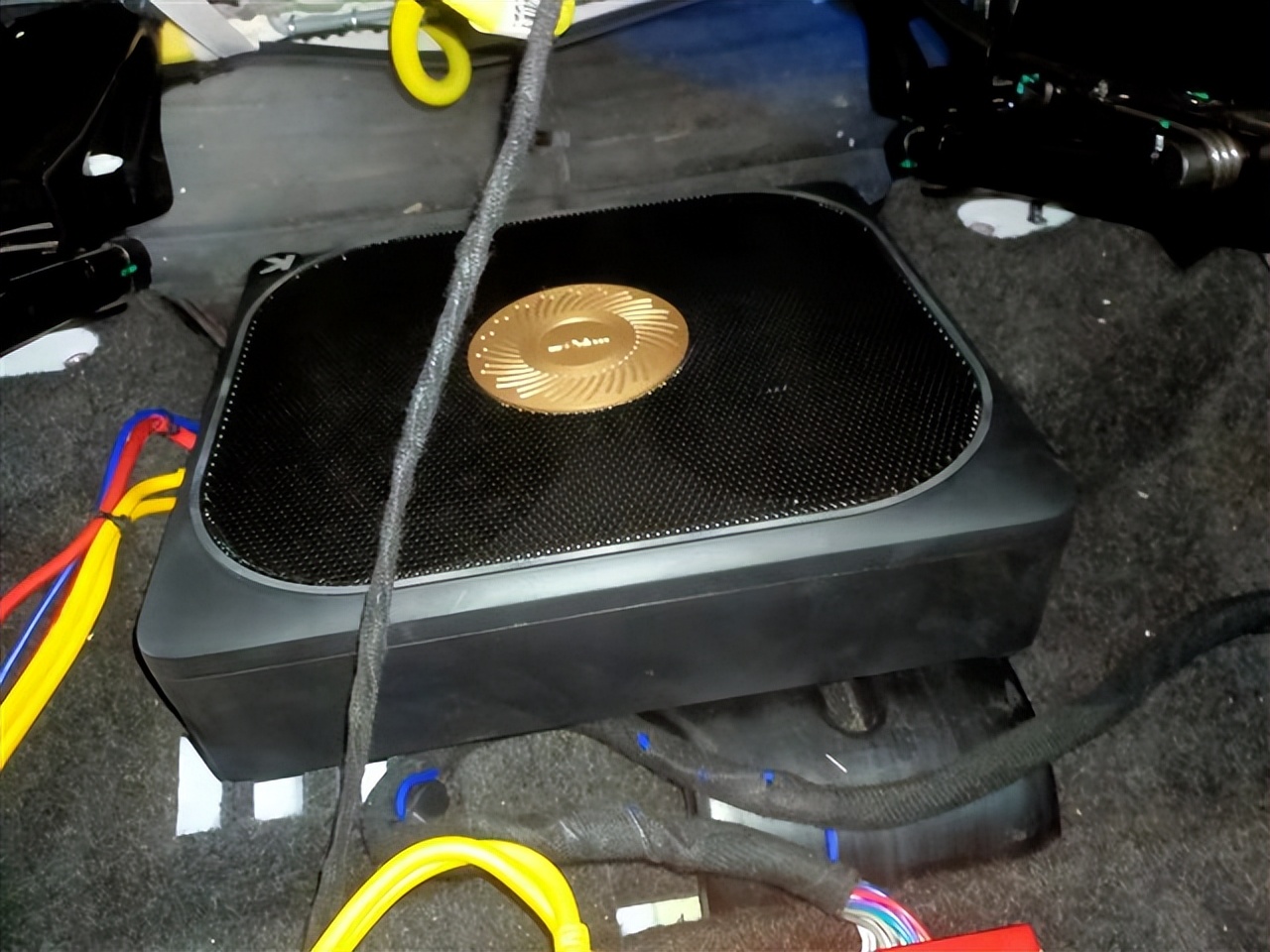 奇瑞捷途x70jbl的音响,奇瑞捷途x70plus加装低音炮音响