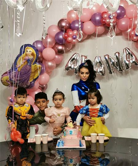 乔治娜晒c罗亲吻她脸颊照,乔治娜晒与c罗合照一生挚爱