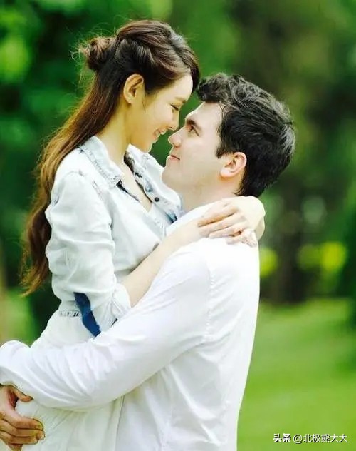 靠美貌迷倒10个男人，被港媒嘲讽30如狼，官恩娜的快乐不输萧亚轩