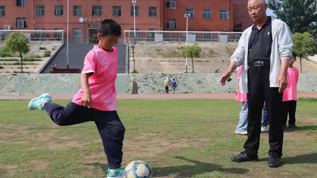 蒙洼足球的守望者——记安徽省阜南县郜台乡桂庙小学校长张志洪