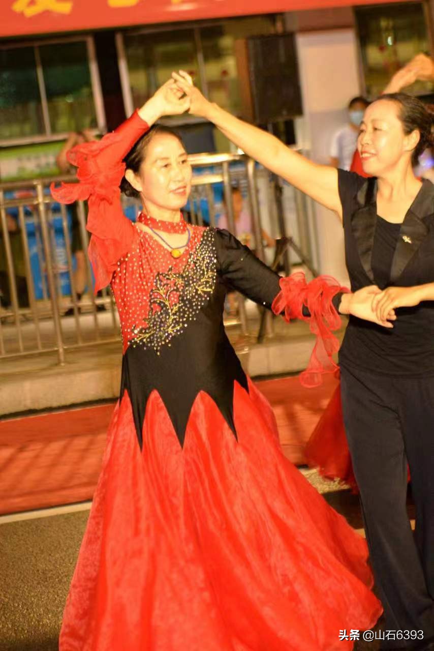 张梅：平度高铁站广场上的庆七一文艺汇演“花絮”～“雨前”幕后