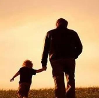 多想拉住父母的手,爸爸我多想再牵你的手作文